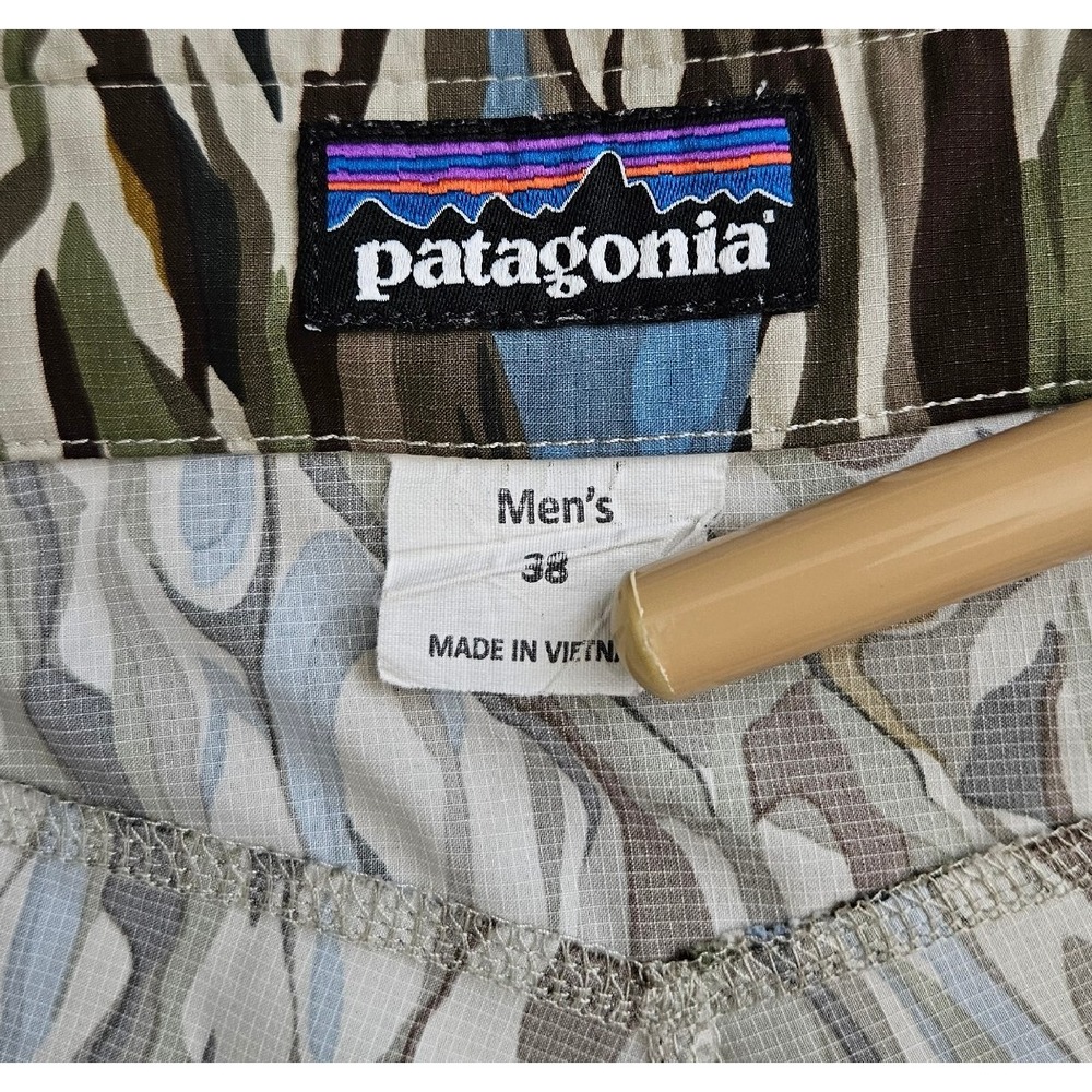 Patagonia Men's 38 Blue Green Wavefarer Boardshorts Fitz Roy Trunks Camo Shorts - Picture 3 of 7